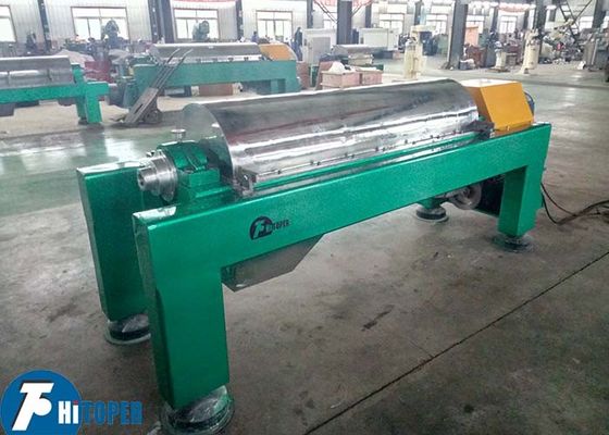 Промышленная центрифуга-декантер, предназначенная для отделения гранул твердой фазы от суспензий в легкой промышленности и фармацевтике